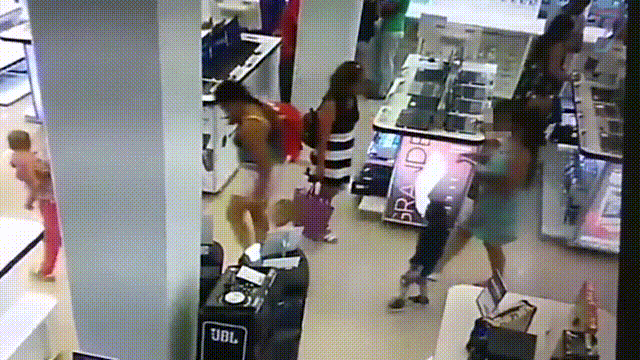 Sốc với cảnh mẹ dạy con gái 8 tuổi trộm laptop ngay trong shop đông rồi chạy thục mạng ra cửa - Ảnh 2.