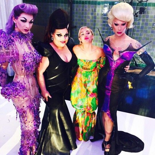 Miley Cyrus lè lưỡi, khoe chân dài khi làm khách mời trong show dành cho các Drag Queen - Ảnh 4.