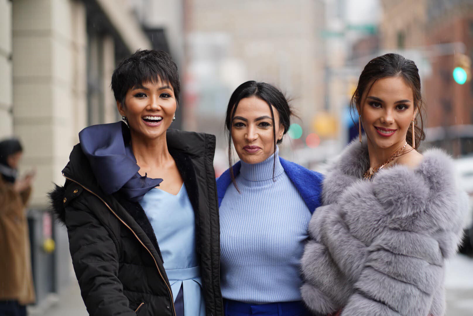 Tân Hoa hậu Hoàn vũ Catriona Gray hội ngộ HHen Niê trên đất Mỹ, nói Xin chào Việt Nam cực đáng yêu - Ảnh 4. Tân Hoa hậu Hoàn vũ Catriona Gray hội ngộ HHen Niê trên đất Mỹ, nói Xin chào Việt Nam cực đáng yêu - Ảnh 4.