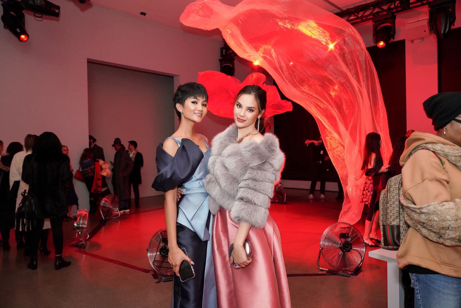 Tân Hoa hậu Hoàn vũ Catriona Gray hội ngộ HHen Niê trên đất Mỹ, nói Xin chào Việt Nam cực đáng yêu - Ảnh 2. Tân Hoa hậu Hoàn vũ Catriona Gray hội ngộ HHen Niê trên đất Mỹ, nói Xin chào Việt Nam cực đáng yêu - Ảnh 2.