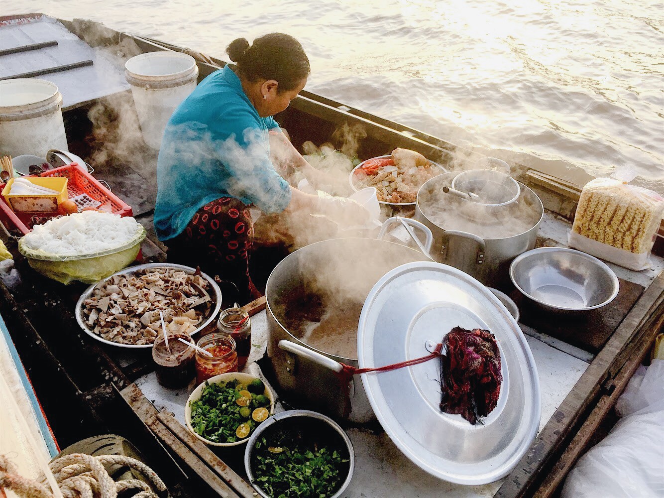 Ẩm thực Việt Nam: Với form phong phú, hương vị đa dạng và ẩm thực độc đáo, Ẩm thực Việt Nam là một trong những thế mạnh văn hóa của đất nước. Bạn có thể tìm thấy những món ăn độc đáo như Phở, Bún chả, Gỏi cuốn, Nem rán... trong các quán ăn và các gian hàng đường phố, và kiểm tra list những món ăn Việt phải thử cho những trải nghiệm ẩm thực tuyệt vời.