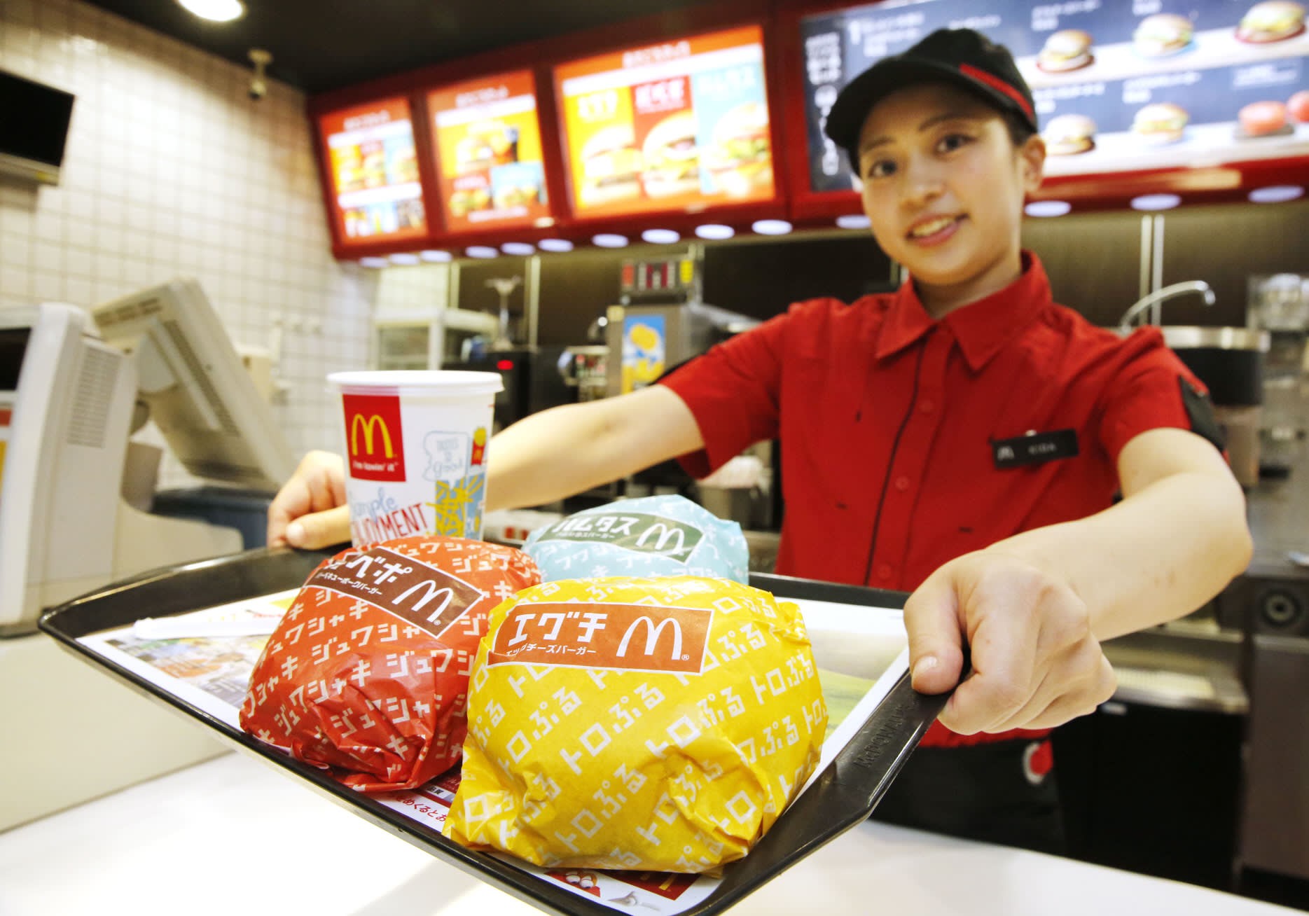 Mcdonald s japan. Макдоналдс в Японии. Ресторан макдональдс в Японии. Работники фастфуда в Японии. Работник фастфуда.