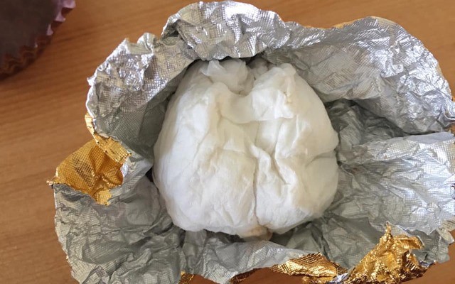 Tức giận v&igrave; tưởng bị bạn trai troll tặng một cục giấy vệ sinh ng&agrave;y Valentine, c&ocirc; g&aacute;i bất ngờ khi ph&aacute;t hiện b&iacute; mật b&ecirc;n trong - Ảnh 2.