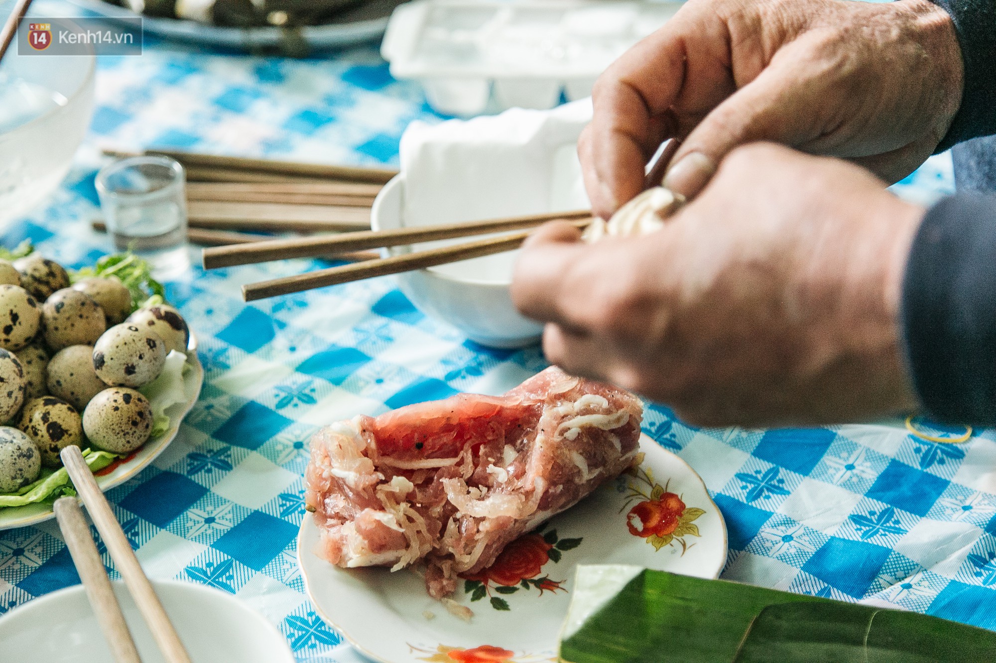 Hết Tết nhưng một ngôi làng ở ngoại thành Hà Nội vẫn tưng bừng tổ chức ăn Tết lại: Tháng Giêng là tháng ăn chơi! - Ảnh 9.