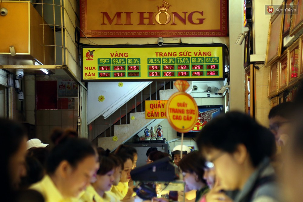 Ảnh: Người Sài Gòn bồng con nhỏ chen nhau toát mồ hôi đi mua vàng ngày vía Thần tài - Ảnh 2. Ảnh: Người Sài Gòn bồng con nhỏ chen nhau toát mồ hôi đi mua vàng ngày vía Thần tài - Ảnh 2.