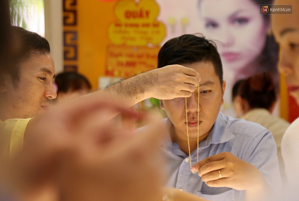 Ảnh: Người Sài Gòn bồng con nhỏ chen nhau toát mồ hôi đi mua vàng ngày vía Thần tài - Ảnh 17. Ảnh: Người Sài Gòn bồng con nhỏ chen nhau toát mồ hôi đi mua vàng ngày vía Thần tài - Ảnh 17.