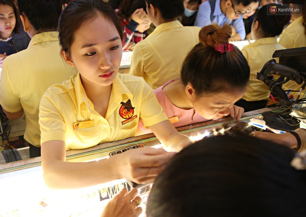 Ảnh: Người Sài Gòn bồng con nhỏ chen nhau toát mồ hôi đi mua vàng ngày vía Thần tài - Ảnh 7. Ảnh: Người Sài Gòn bồng con nhỏ chen nhau toát mồ hôi đi mua vàng ngày vía Thần tài - Ảnh 7.