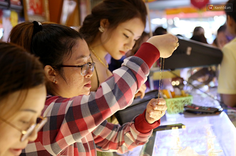 Ảnh: Người Sài Gòn bồng con nhỏ chen nhau toát mồ hôi đi mua vàng ngày vía Thần tài - Ảnh 16. Ảnh: Người Sài Gòn bồng con nhỏ chen nhau toát mồ hôi đi mua vàng ngày vía Thần tài - Ảnh 16.