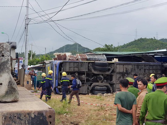 Xe khách lao vào nhà dân, hàng chục người bị thương - Ảnh 1.