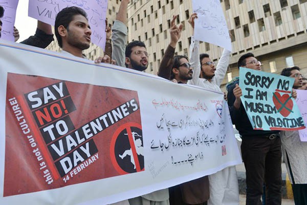 Đại học Pakistan đổi lễ Valentine thành ngày Tình chị em - Ảnh 1.