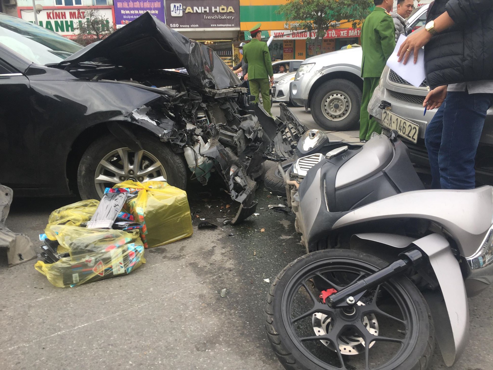 Hà Nội: Ô tô Mazda đâm liên hoàn hai xe máy chạy cùng chiều, ba người bị thương - Ảnh 1. Hà Nội: Ô tô Mazda đâm liên hoàn hai xe máy chạy cùng chiều, ba người bị thương - Ảnh 1.