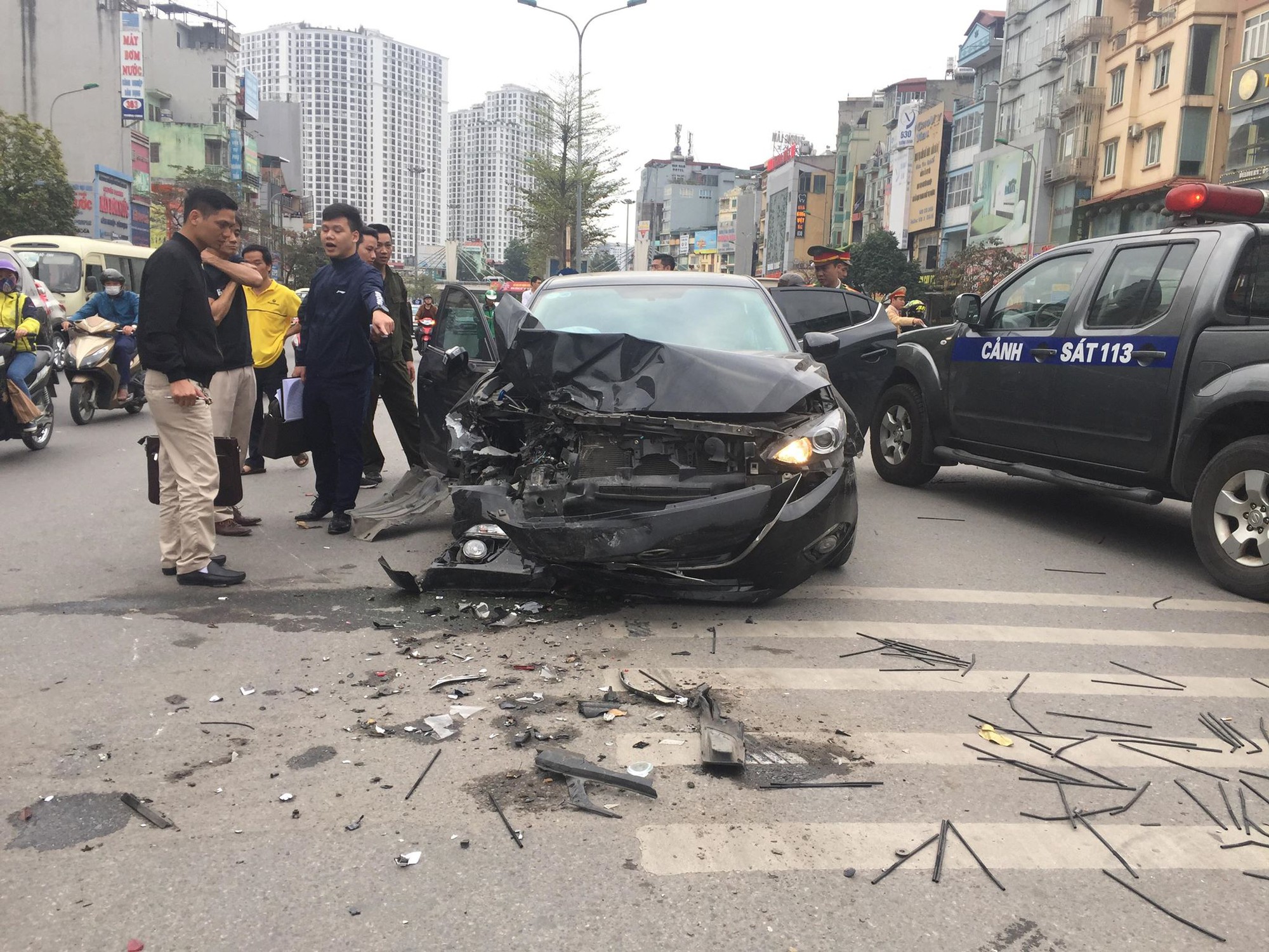 Hà Nội: Ô tô Mazda đâm liên hoàn hai xe máy chạy cùng chiều, ba người bị thương - Ảnh 2. Hà Nội: Ô tô Mazda đâm liên hoàn hai xe máy chạy cùng chiều, ba người bị thương - Ảnh 2.