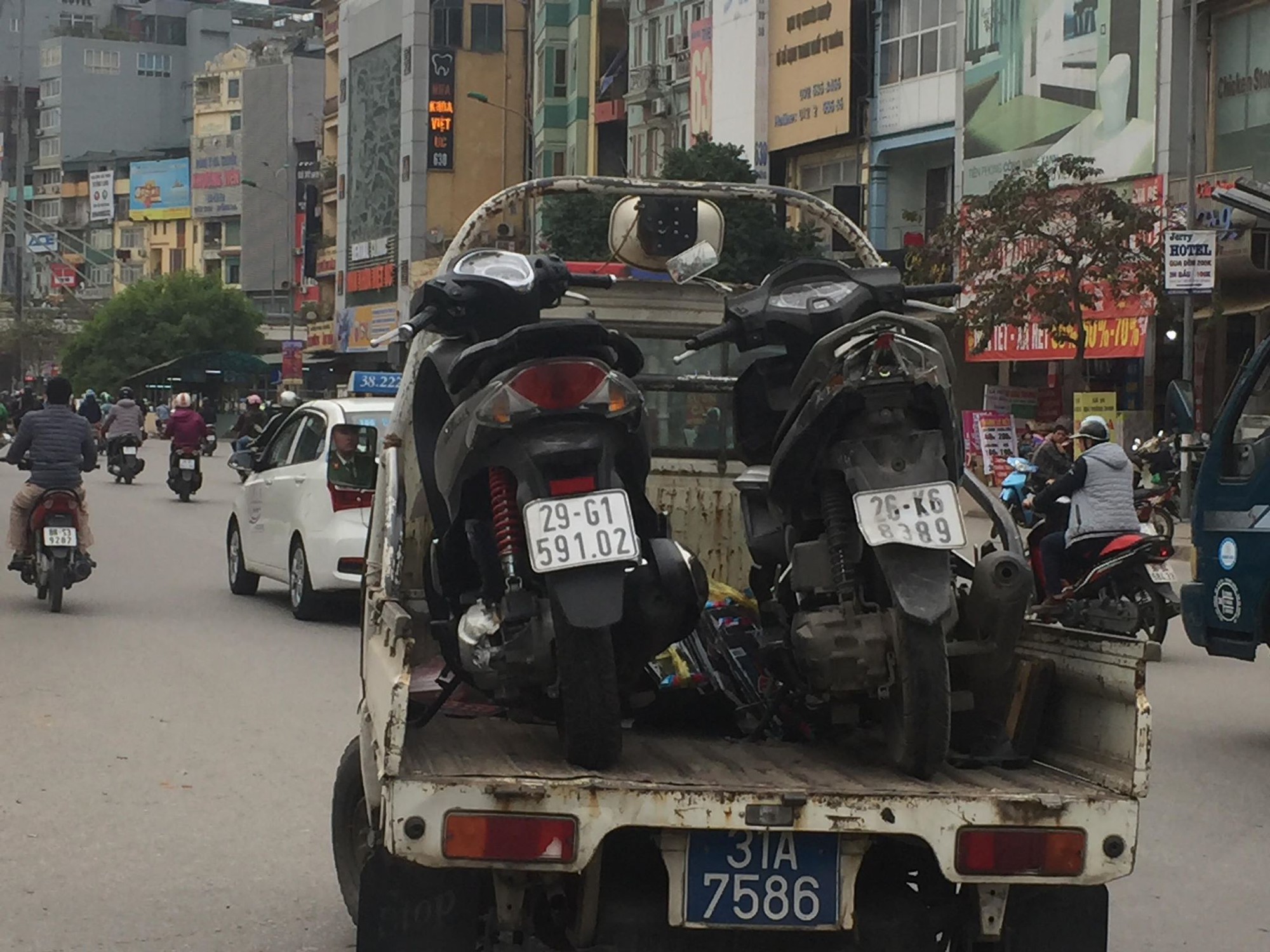 Hà Nội: Ô tô Mazda đâm liên hoàn hai xe máy chạy cùng chiều, ba người bị thương - Ảnh 3. Hà Nội: Ô tô Mazda đâm liên hoàn hai xe máy chạy cùng chiều, ba người bị thương - Ảnh 3.