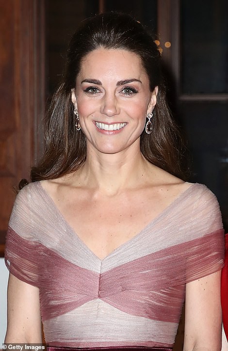 Kate Middleton cũng bận “chạy show” sự kiện: vừa từ nàng công sở đã hóa nữ thần sang chảnh khiến dân tình điên đảo - Ảnh 6.