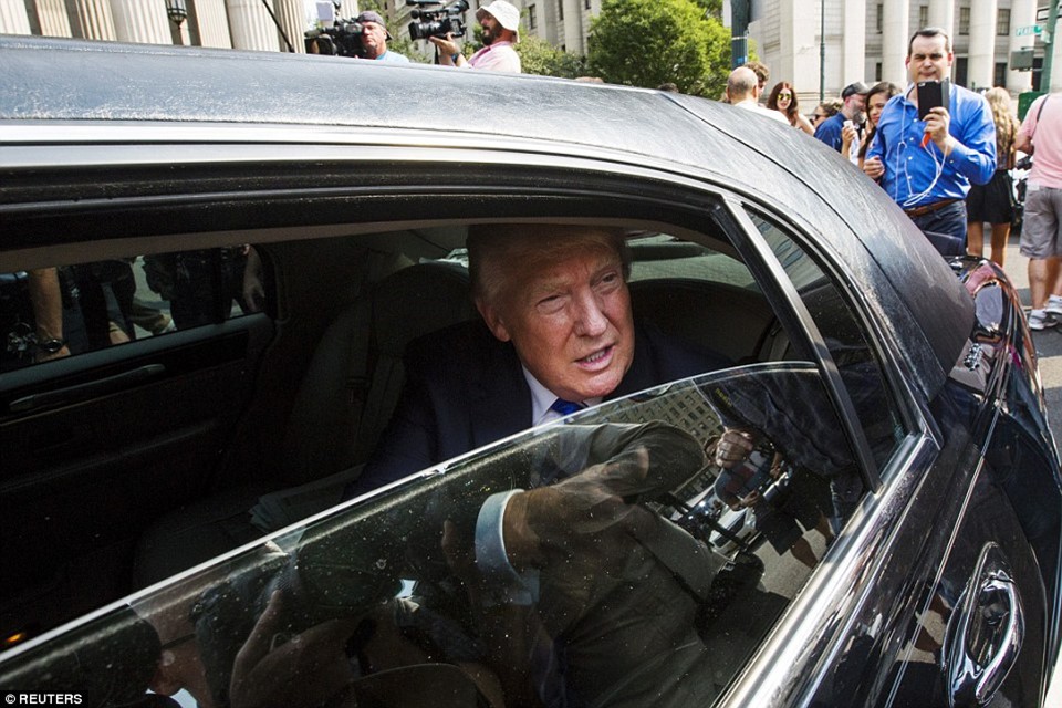 Chiếc xe Quái thú 2.0 luôn đi theo tổng thống Trump trong các chuyến công du khắp thế giới - Ảnh 4.