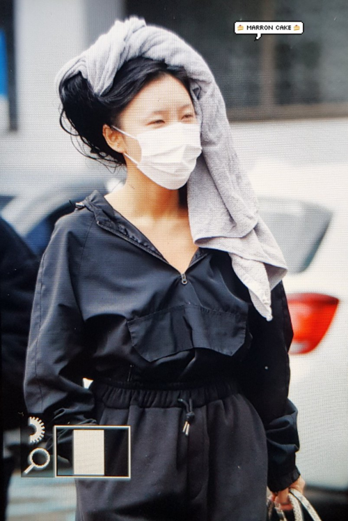 H&igrave;nh ảnh đỡ kh&ocirc;ng nổi của nữ idol Kpop: Khi bạn đang gội đầu dở th&igrave; phải chạy đi l&agrave;m v&igrave; muộn giờ check in - Ảnh 2.