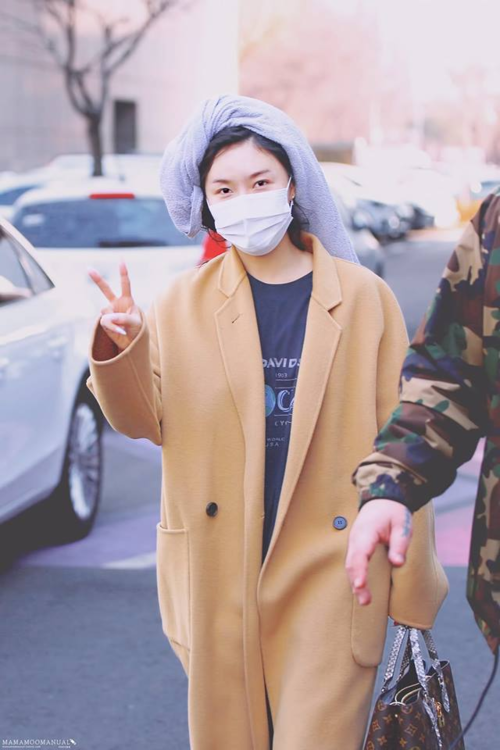 H&igrave;nh ảnh đỡ kh&ocirc;ng nổi của nữ idol Kpop: Khi bạn đang gội đầu dở th&igrave; phải chạy đi l&agrave;m v&igrave; muộn giờ check in - Ảnh 3.