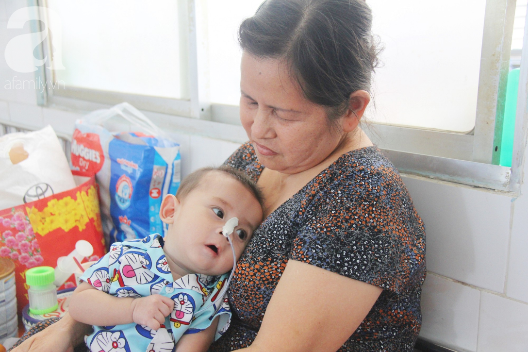 Ánh mắt cầu cứu của bé trai 7 tháng tuổi bị mẹ bỏ rơi trước cổng chùa vì mắc bệnh bại não - Ảnh 1. Ánh mắt cầu cứu của bé trai 7 tháng tuổi bị mẹ bỏ rơi trước cổng chùa vì mắc bệnh bại não - Ảnh 1.