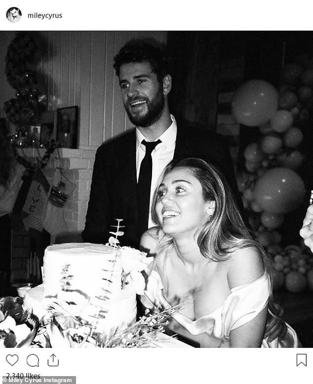 Ngọt ngào như cô dâu Miley Cyrus: Khoe nguyên album ảnh cưới tình ơi là tình nhân ngày Valentine - Ảnh 3.