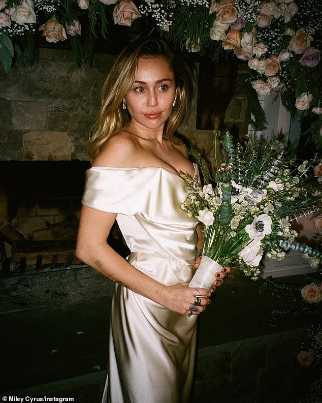 Ngọt ngào như cô dâu Miley Cyrus: Khoe nguyên album ảnh cưới tình ơi là tình nhân ngày Valentine - Ảnh 5.
