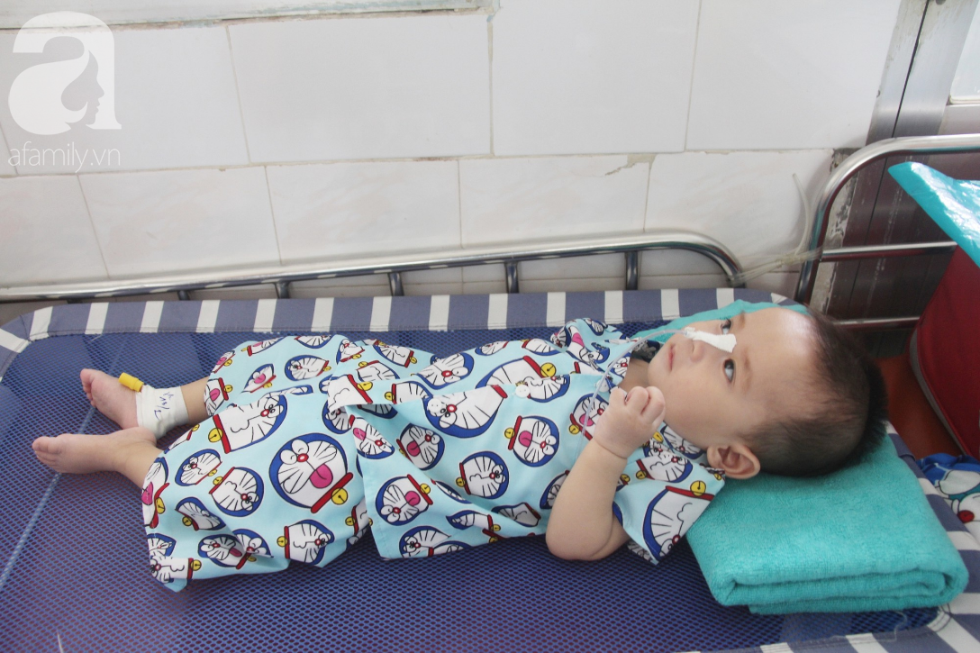 Ánh mắt cầu cứu của bé trai 7 tháng tuổi bị mẹ bỏ rơi trước cổng chùa vì mắc bệnh bại não - Ảnh 6. Ánh mắt cầu cứu của bé trai 7 tháng tuổi bị mẹ bỏ rơi trước cổng chùa vì mắc bệnh bại não - Ảnh 6.