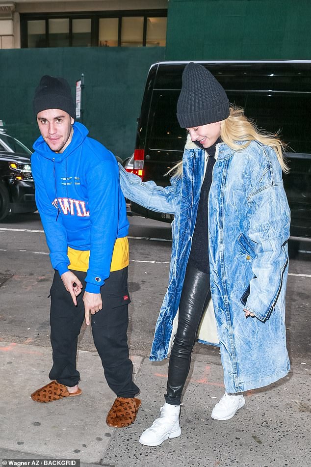1 ngày trước khi rộ tin ly hôn, Justin Bieber và bà xã Hailey Baldwin xuất hiện bên nhau với thái độ đáng chú ý - Ảnh 3.