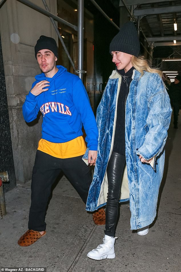 1 ngày trước khi rộ tin ly hôn, Justin Bieber và bà xã Hailey Baldwin xuất hiện bên nhau với thái độ đáng chú ý - Ảnh 2.