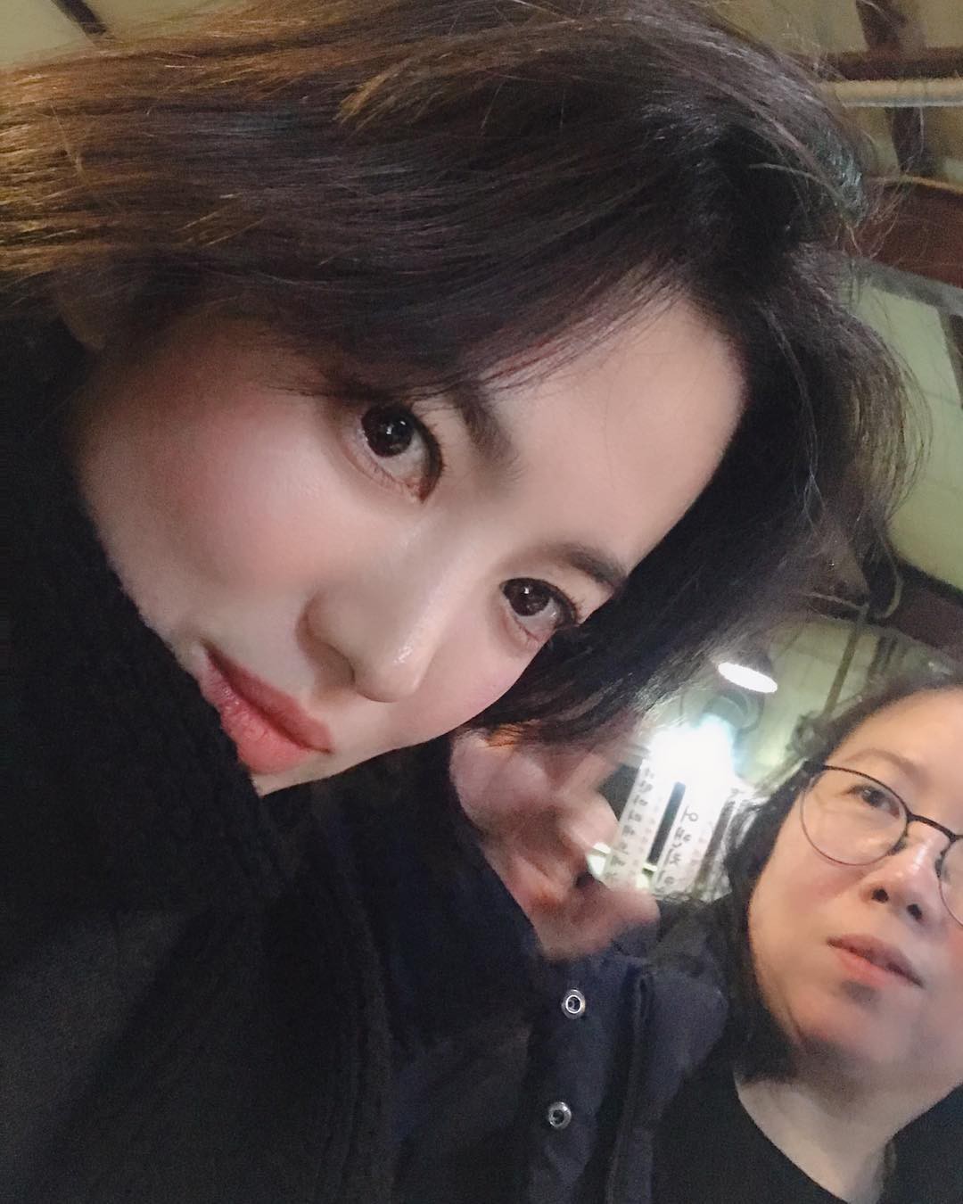Đẹp bất chấp trong lần lộ diện đầu tiên sau tin đồn ly dị, Song Hye Kyo bị dò hỏi liên tục về chồng Song Joong Ki - Ảnh 4. Đẹp bất chấp trong lần lộ diện đầu tiên sau tin đồn ly dị, Song Hye Kyo bị dò hỏi liên tục về chồng Song Joong Ki - Ảnh 4.