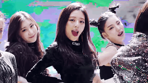 N&oacute;i ITZY &ldquo;kh&ocirc;ng c&oacute; cửa&rdquo; so với BLACKPINK v&igrave; concept &ldquo;nửa m&ugrave;a&rdquo; nhưng h&atilde;y xem đẳng cấp h&aacute;t live của 2 nh&oacute;m n&agrave;y! - Ảnh 1.