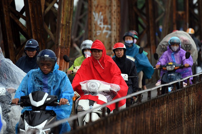 Miền Bắc mưa d&ocirc;ng lớn tr&ecirc;n diện rộng, đề ph&ograve;ng lốc, mưa đ&aacute; - Ảnh 1.