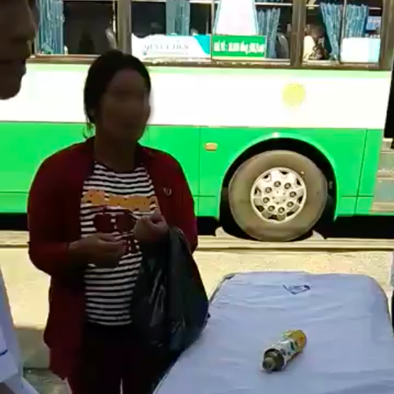 H&agrave;nh kh&aacute;ch c&ugrave;ng t&agrave;i xế xe bu&yacute;t chung tay quy&ecirc;n g&oacute;p 4 triệu đồng, cuối c&ugrave;ng ph&aacute;t hiện thai phụ d&ugrave;ng... bụng mỡ để lừa đảo - Ảnh 4.