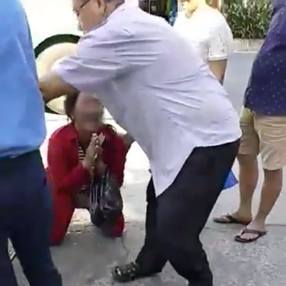 H&agrave;nh kh&aacute;ch c&ugrave;ng t&agrave;i xế xe bu&yacute;t chung tay quy&ecirc;n g&oacute;p 4 triệu đồng, cuối c&ugrave;ng ph&aacute;t hiện thai phụ d&ugrave;ng... bụng mỡ để lừa đảo - Ảnh 3.