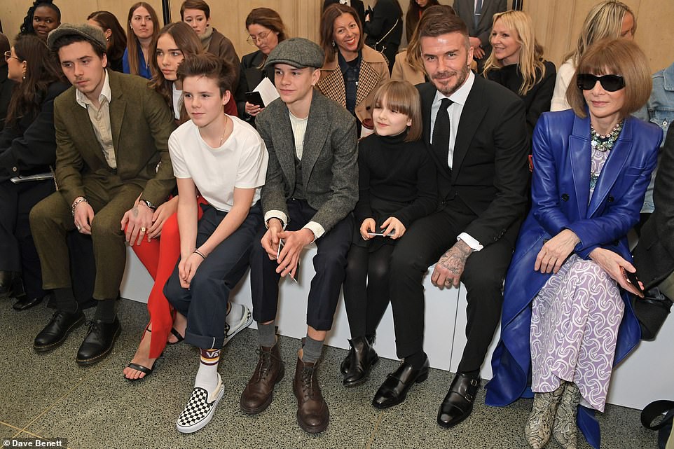 Gia đình Beckham dắt díu đi sự kiện: Tưởng Brooklyn và bạn gái gây chú ý, ai dè David - Harper mới là tâm điểm - Ảnh 3. Gia đình Beckham dắt díu đi sự kiện: Tưởng Brooklyn và bạn gái gây chú ý, ai dè David - Harper mới là tâm điểm - Ảnh 3.