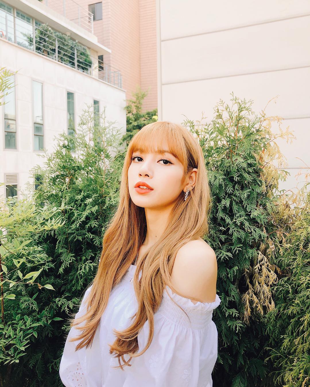 Lisa (Black Pink) khiến dân tình bấn loạn vì ngày càng "bánh bèo hóa