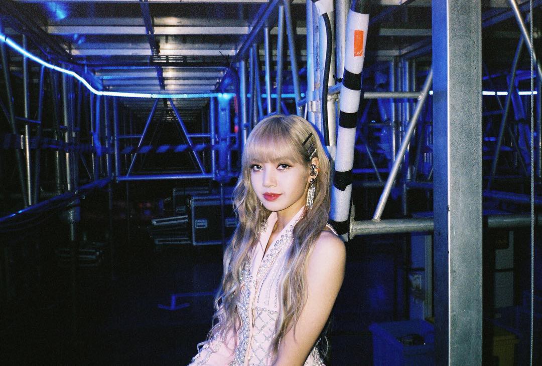 Lisa (Black Pink) khiến dân tình bấn loạn vì ngày càng bánh bèo hóa: Nhan sắc tăng hạng, xinh như công chúa - Ảnh 10. Lisa (Black Pink) khiến dân tình bấn loạn vì ngày càng bánh bèo hóa: Nhan sắc tăng hạng, xinh như công chúa - Ảnh 10.