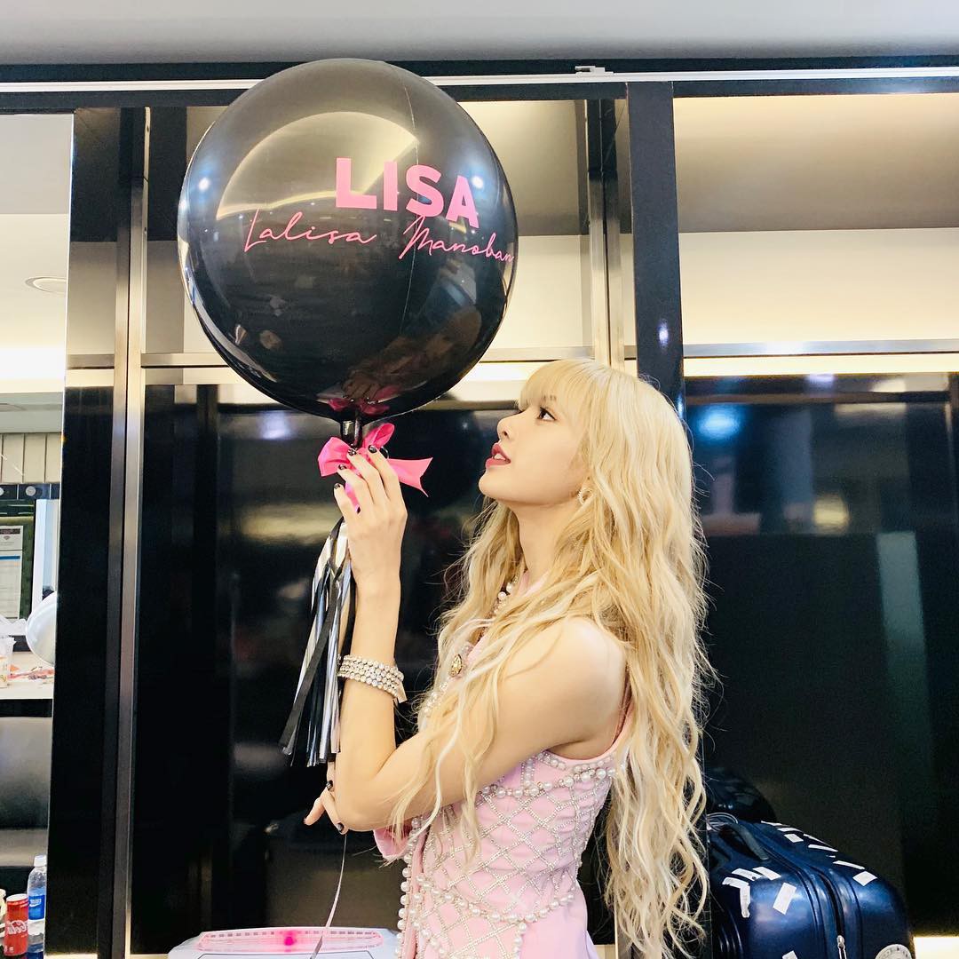 Lisa (Black Pink) khiến dân tình bấn loạn vì ngày càng bánh bèo hóa: Nhan sắc tăng hạng, xinh như công chúa - Ảnh 4. Lisa (Black Pink) khiến dân tình bấn loạn vì ngày càng bánh bèo hóa: Nhan sắc tăng hạng, xinh như công chúa - Ảnh 4.