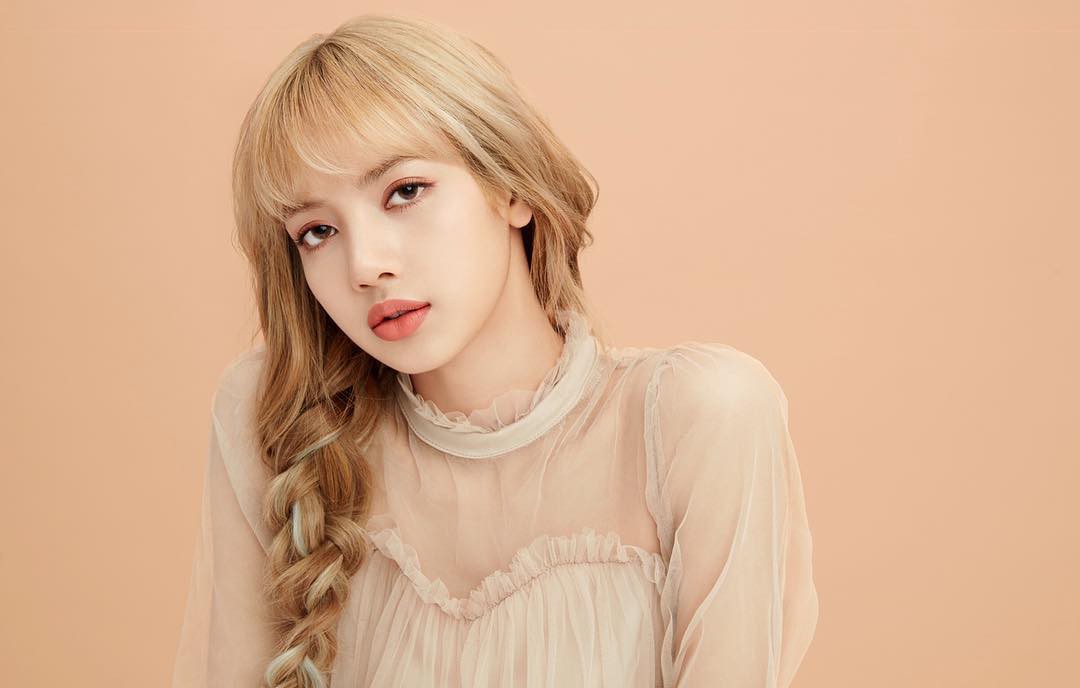 Lisa (Black Pink) khiến dân tình bấn loạn vì ngày càng bánh bèo hóa: Nhan sắc tăng hạng, xinh như công chúa - Ảnh 3. Lisa (Black Pink) khiến dân tình bấn loạn vì ngày càng bánh bèo hóa: Nhan sắc tăng hạng, xinh như công chúa - Ảnh 3.