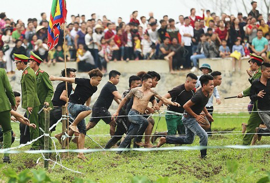 Lễ hội cướp phết Hiền Quan 2019 vỡ trận vì hỗn loạn - Ảnh 1.