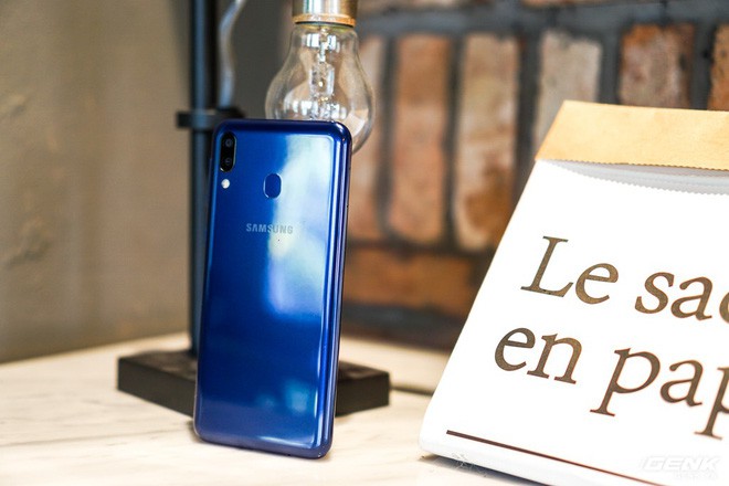 Cận cảnh Galaxy M20 tại Việt Nam: Smartphone có màn hình giọt nước đầu tiên của Samsung, pin khủng lên đến 5.000 mAh - Ảnh 3.