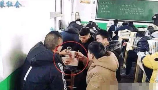 Trung Quốc: Bức ảnh học sinh vô tư ăn nhậu trong khi giáo viên vẫn đang giảng bài trên bục gây tranh cãi kịch liệt - Ảnh 1.