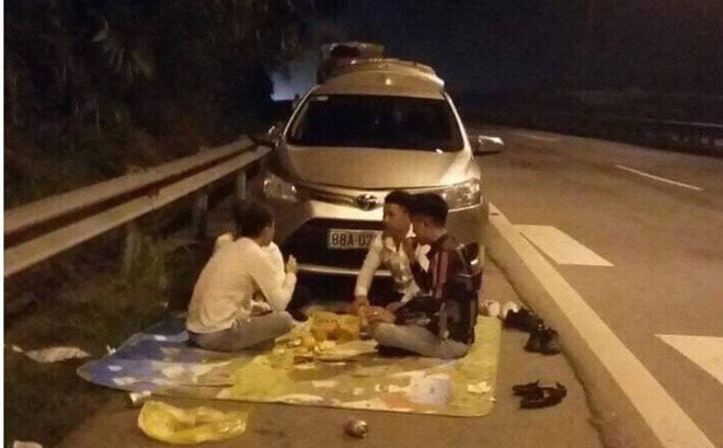 CSGT xử lý nhóm thanh niên ngang nhiên ngồi ăn đêm trên cao tốc Nội Bài - Lào Cai - Ảnh 1.