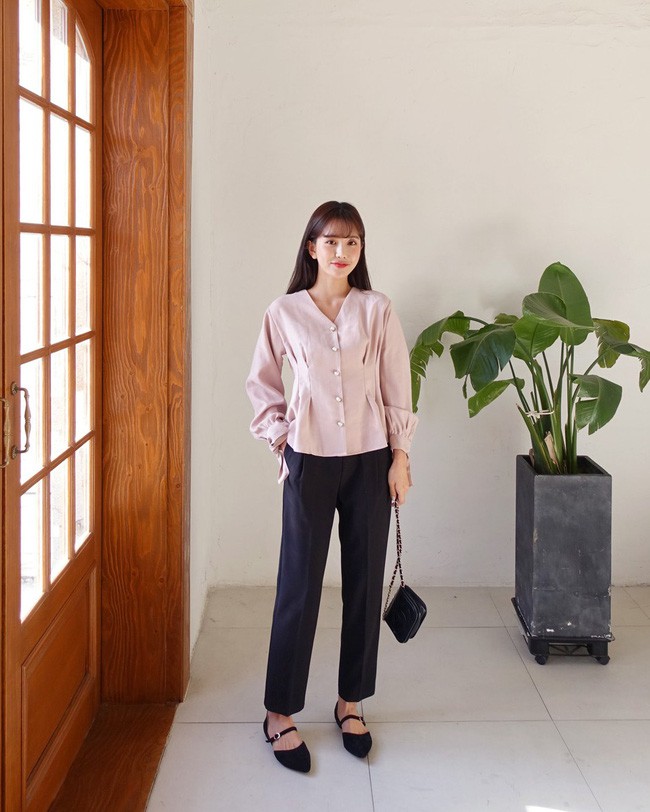 16 gợi ý diện áo blouse dài tay vừa đẹp vừa xinh, đảm bảo bạn sẽ muốn mặc mãi trong thời điểm giao mùa này - Ảnh 11.