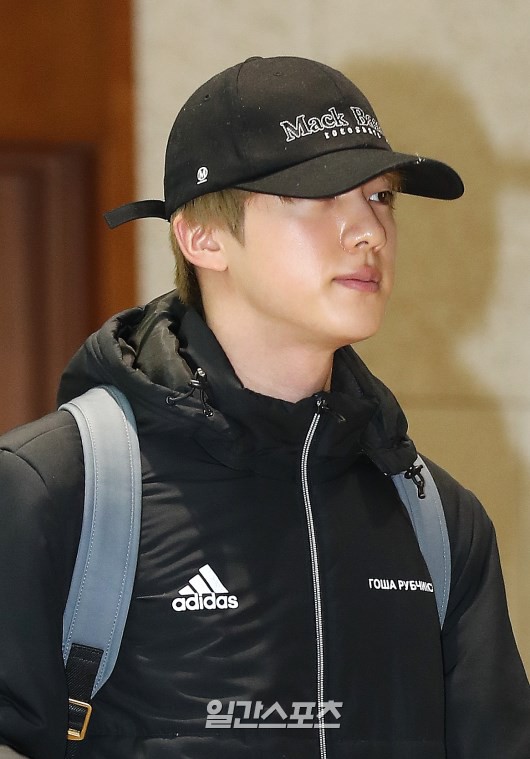 Em út mặt trắng bệch dẫn đầu đoàn BTS đọ sắc với Suho (EXO), mỹ nhân Seolhyun khoe dáng sang chảnh tại sân bay - Ảnh 6.