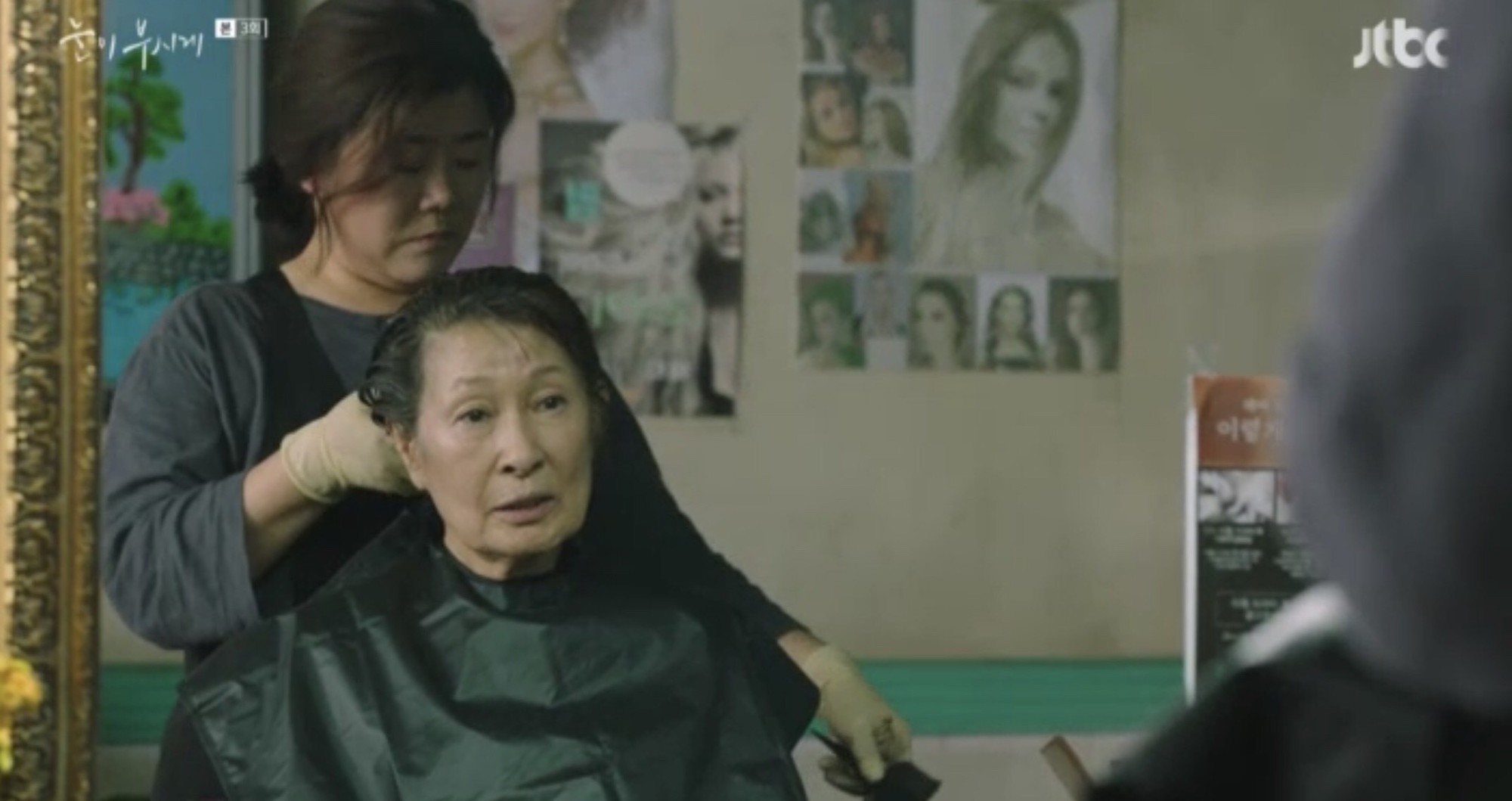 Dazzling không chỉ kì ảo hay lãng mạn, mà còn là câu chuyện đậm tính xã hội chân thật đến đau lòng - Ảnh 12. Dazzling không chỉ kì ảo hay lãng mạn, mà còn là câu chuyện đậm tính xã hội chân thật đến đau lòng - Ảnh 12.