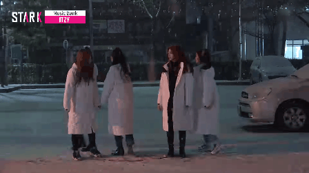 ITZY đ&uacute;ng chuẩn nh&oacute;m nhạc t&acirc;n binh, mới gia nhập l&agrave;ng giải tr&iacute; n&ecirc;n l&agrave;m g&igrave; cũng ngơ hết phần thi&ecirc;n hạ - Ảnh 4.