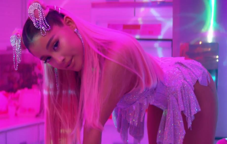 Vừa vượt mặt Taylor Swift ở Grammy, Ariana Grande lại tiếp tục san bằng tỉ số tại Billboard 200 - Ảnh 2. Vừa vượt mặt Taylor Swift ở Grammy, Ariana Grande lại tiếp tục san bằng tỉ số tại Billboard 200 - Ảnh 2.