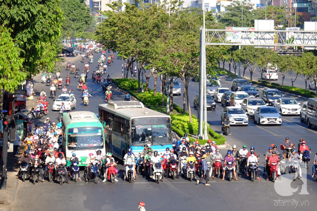 TP.HCM đang nắng nóng với bức xạ tia UV rất cao: Không chỉ gây bỏng, còn có nguy cơ ung thư da - Ảnh 1.