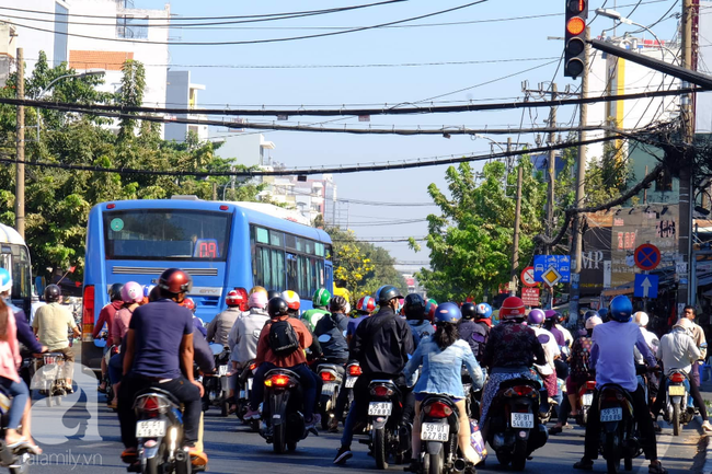 TP.HCM đang nắng nóng với bức xạ tia UV rất cao: Không chỉ gây bỏng, còn có nguy cơ ung thư da - Ảnh 2.