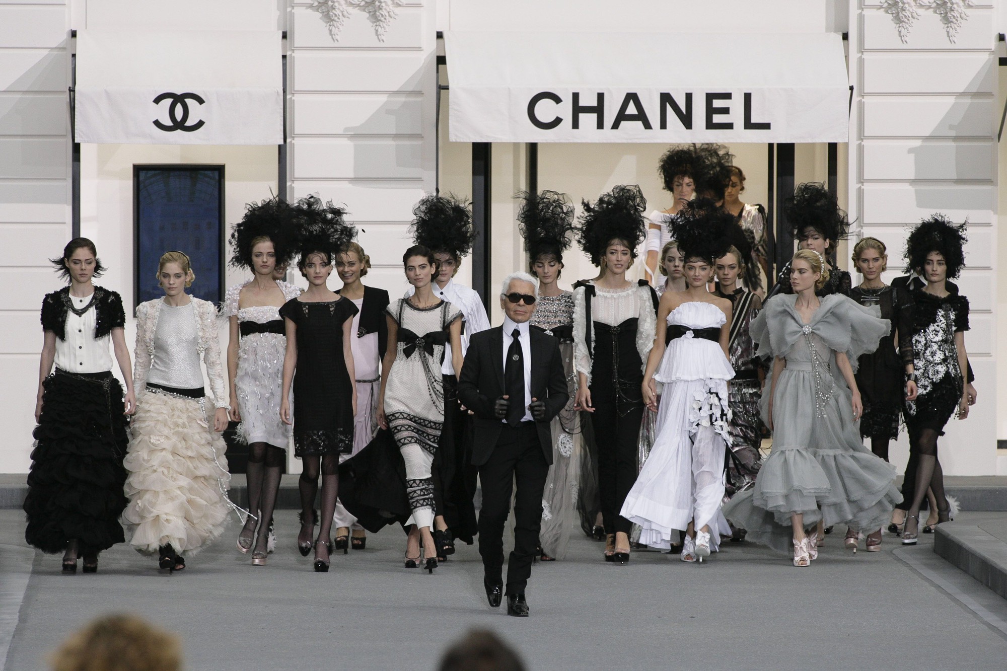 14 show diễn huyền thoại của Chanel dưới thời Karl Lagerfeld khiến giới mộ điệu thổn thức - Ảnh 1. 14 show diễn huyền thoại của Chanel dưới thời Karl Lagerfeld khiến giới mộ điệu thổn thức - Ảnh 1.