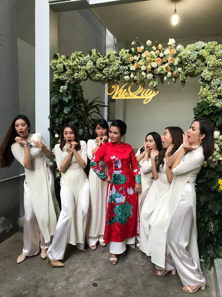 Vợ chồng Ái Châu - Huỳnh Đông cùng dàn diễn viên nổi tiếng bưng quả trong đám hỏi sao nữ Gạo nếp gạo tẻ - Ảnh 6. Vợ chồng Ái Châu - Huỳnh Đông cùng dàn diễn viên nổi tiếng bưng quả trong đám hỏi sao nữ Gạo nếp gạo tẻ - Ảnh 6.